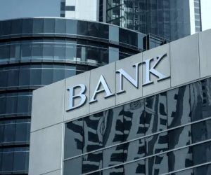 Kryptovaluutat tarjoavat korkean tuottopotentiaalin ja suuremman taloudellisen vapauden hajauttamisen kautta, sillä ne toimivat markkinoilla, jotka ovat avoinna 24/7. Ne ovat kuitenkin riskialtis omaisuuserä äärimmäisen volatiliteetin ja sääntelyn puutteen vuoksi. Pääriskejä ovat nopeat tappiot ja kyberturvallisuusongelmat. Menestyksen avain on sijoittaa vain selkeällä strategialla ja pääomalla, joka ei vaaranna taloudellista vakauttasi.