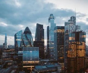 Kryptovaluutat tarjoavat korkean tuottopotentiaalin ja suuremman taloudellisen vapauden hajauttamisen kautta, sillä ne toimivat markkinoilla, jotka ovat avoinna 24/7. Ne ovat kuitenkin riskialtis omaisuuserä äärimmäisen volatiliteetin ja sääntelyn puutteen vuoksi. Pääriskejä ovat nopeat tappiot ja kyberturvallisuusongelmat. Menestyksen avain on sijoittaa vain selkeällä strategialla ja pääomalla, joka ei vaaranna taloudellista vakauttasi.