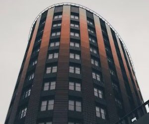 Sijoitukset antavat sinun kasvattaa varallisuuttasi ajan myötä sijoittamalla rahasi esimerkiksi osakkeisiin, joukkovelkakirjoihin, rahastoihin, kiinteistöihin ja muihin omaisuuseriin, mutta niihin liittyy aina riskejä, kuten markkinoiden volatiliteetti, mahdolliset pääoman menetykset ja inflaatio, joka syö tuottoja. Tärkeintä on sijoittaa selkeällä strategialla, asianmukaisella hajautuksella ja vain pääomalla, joka ei vaaranna taloudellista vakauttasi.