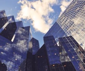 Sijoitukset antavat sinun kasvattaa varallisuuttasi ajan myötä sijoittamalla rahasi esimerkiksi osakkeisiin, joukkovelkakirjoihin, rahastoihin, kiinteistöihin ja muihin omaisuuseriin, mutta niihin liittyy aina riskejä, kuten markkinoiden volatiliteetti, mahdolliset pääoman menetykset ja inflaatio, joka syö tuottoja. Tärkeintä on sijoittaa selkeällä strategialla, asianmukaisella hajautuksella ja vain pääomalla, joka ei vaaranna taloudellista vakauttasi.