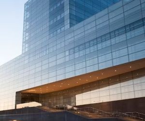 Sijoitukset antavat sinun kasvattaa varallisuuttasi ajan myötä sijoittamalla rahasi esimerkiksi osakkeisiin, joukkovelkakirjoihin, rahastoihin, kiinteistöihin ja muihin omaisuuseriin, mutta niihin liittyy aina riskejä, kuten markkinoiden volatiliteetti, mahdolliset pääoman menetykset ja inflaatio, joka syö tuottoja. Tärkeintä on sijoittaa selkeällä strategialla, asianmukaisella hajautuksella ja vain pääomalla, joka ei vaaranna taloudellista vakauttasi.