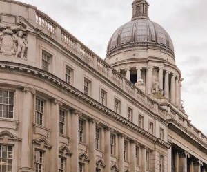 Hyödykkeet, kuten kulta, öljy, maataloustuotteet ja teollisuusmetallit, tarjoavat mahdollisuuksia hajauttaa sijoitussalkkuasi ja suojautua inflaatiolta, mutta ne ovat myös riskialttiita omaisuuseriä hintavaihteluiden, geopoliittisten jännitteiden ja kysynnän ja tarjonnan vaihteluiden vuoksi. Tärkeintä on sijoittaa selkeällä strategialla, ymmärtää taustalla olevat markkinatekijät ja sijoittaa vain pääomalla, joka ei vaaranna taloudellista vakauttasi.