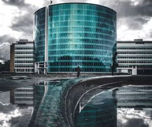 Sijoitukset antavat sinun kasvattaa varallisuuttasi ajan myötä sijoittamalla rahasi esimerkiksi osakkeisiin, joukkovelkakirjoihin, rahastoihin, kiinteistöihin ja muihin omaisuuseriin, mutta niihin liittyy aina riskejä, kuten markkinoiden volatiliteetti, mahdolliset pääoman menetykset ja inflaatio, joka syö tuottoja. Tärkeintä on sijoittaa selkeällä strategialla, asianmukaisella hajautuksella ja vain pääomalla, joka ei vaaranna taloudellista vakauttasi.