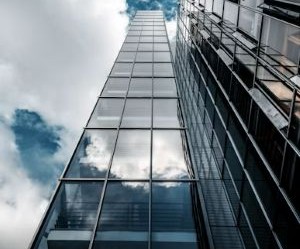 Hyödykkeet, kuten kulta, öljy, maataloustuotteet ja teollisuusmetallit, tarjoavat mahdollisuuksia hajauttaa sijoitussalkkuasi ja suojautua inflaatiolta, mutta ne ovat myös riskialttiita omaisuuseriä hintavaihteluiden, geopoliittisten jännitteiden ja kysynnän ja tarjonnan vaihteluiden vuoksi. Tärkeintä on sijoittaa selkeällä strategialla, ymmärtää taustalla olevat markkinatekijät ja sijoittaa vain pääomalla, joka ei vaaranna taloudellista vakauttasi.