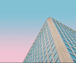 Forex tarjoaa mahdollisuuksia hyötyä globaalien valuuttojen välisistä vaihteluista erittäin likvideillä markkinoilla, joilla käydään kauppaa 24 tuntia vuorokaudessa, mutta se on myös korkean riskin markkinapaikka vipuvaikutuksen, jyrkän volatiliteetin ja makrotaloudellisten uutisten vaikutuksen vuoksi. Tärkeintä on käydä kauppaa selkeällä strategialla, tiukalla riskienhallinnalla ja vain pääomalla, jota sinulla on varaa menettää vaikuttamatta taloudelliseen vakauteesi.