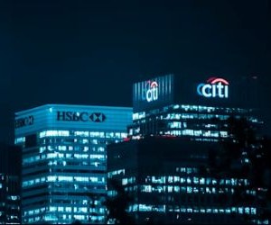 Forex tarjoaa mahdollisuuksia hyötyä globaalien valuuttojen välisistä vaihteluista erittäin likvideillä markkinoilla, joilla käydään kauppaa 24 tuntia vuorokaudessa, mutta se on myös korkean riskin markkinapaikka vipuvaikutuksen, jyrkän volatiliteetin ja makrotaloudellisten uutisten vaikutuksen vuoksi. Tärkeintä on käydä kauppaa selkeällä strategialla, tiukalla riskienhallinnalla ja vain pääomalla, jota sinulla on varaa menettää vaikuttamatta taloudelliseen vakauteesi.