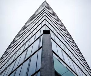 Forex tarjoaa mahdollisuuksia hyötyä globaalien valuuttojen välisistä vaihteluista erittäin likvideillä markkinoilla, joilla käydään kauppaa 24 tuntia vuorokaudessa, mutta se on myös korkean riskin markkinapaikka vipuvaikutuksen, jyrkän volatiliteetin ja makrotaloudellisten uutisten vaikutuksen vuoksi. Tärkeintä on käydä kauppaa selkeällä strategialla, tiukalla riskienhallinnalla ja vain pääomalla, jota sinulla on varaa menettää vaikuttamatta taloudelliseen vakauteesi.