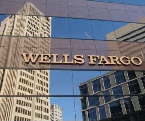 Forex tarjoaa mahdollisuuksia hyötyä globaalien valuuttojen välisistä vaihteluista erittäin likvideillä markkinoilla, joilla käydään kauppaa 24 tuntia vuorokaudessa, mutta se on myös korkean riskin markkinapaikka vipuvaikutuksen, jyrkän volatiliteetin ja makrotaloudellisten uutisten vaikutuksen vuoksi. Tärkeintä on käydä kauppaa selkeällä strategialla, tiukalla riskienhallinnalla ja vain pääomalla, jota sinulla on varaa menettää vaikuttamatta taloudelliseen vakauteesi.