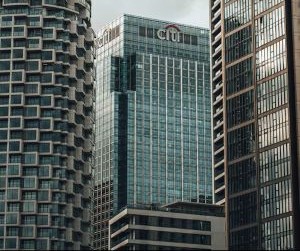 Forex tarjoaa mahdollisuuksia hyötyä globaalien valuuttojen välisistä vaihteluista erittäin likvideillä markkinoilla, joilla käydään kauppaa 24 tuntia vuorokaudessa, mutta se on myös korkean riskin markkinapaikka vipuvaikutuksen, jyrkän volatiliteetin ja makrotaloudellisten uutisten vaikutuksen vuoksi. Tärkeintä on käydä kauppaa selkeällä strategialla, tiukalla riskienhallinnalla ja vain pääomalla, jota sinulla on varaa menettää vaikuttamatta taloudelliseen vakauteesi.