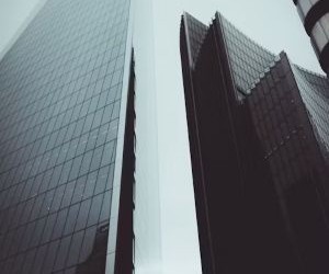 Forex tarjoaa mahdollisuuksia hyötyä globaalien valuuttojen välisistä vaihteluista erittäin likvideillä markkinoilla, joilla käydään kauppaa 24 tuntia vuorokaudessa, mutta se on myös korkean riskin markkinapaikka vipuvaikutuksen, jyrkän volatiliteetin ja makrotaloudellisten uutisten vaikutuksen vuoksi. Tärkeintä on käydä kauppaa selkeällä strategialla, tiukalla riskienhallinnalla ja vain pääomalla, jota sinulla on varaa menettää vaikuttamatta taloudelliseen vakauteesi.