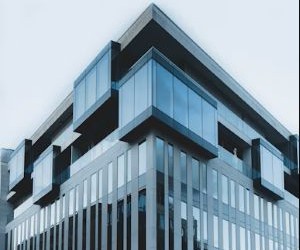 Forex tarjoaa mahdollisuuksia hyötyä globaalien valuuttojen välisistä vaihteluista erittäin likvideillä markkinoilla, joilla käydään kauppaa 24 tuntia vuorokaudessa, mutta se on myös korkean riskin markkinapaikka vipuvaikutuksen, jyrkän volatiliteetin ja makrotaloudellisten uutisten vaikutuksen vuoksi. Tärkeintä on käydä kauppaa selkeällä strategialla, tiukalla riskienhallinnalla ja vain pääomalla, jota sinulla on varaa menettää vaikuttamatta taloudelliseen vakauteesi.