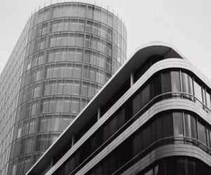 Forex tarjoaa mahdollisuuksia hyötyä globaalien valuuttojen välisistä vaihteluista erittäin likvideillä markkinoilla, joilla käydään kauppaa 24 tuntia vuorokaudessa, mutta se on myös korkean riskin markkinapaikka vipuvaikutuksen, jyrkän volatiliteetin ja makrotaloudellisten uutisten vaikutuksen vuoksi. Tärkeintä on käydä kauppaa selkeällä strategialla, tiukalla riskienhallinnalla ja vain pääomalla, jota sinulla on varaa menettää vaikuttamatta taloudelliseen vakauteesi.