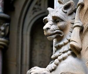 Forex tarjoaa mahdollisuuksia hyötyä globaalien valuuttojen välisistä vaihteluista erittäin likvideillä markkinoilla, joilla käydään kauppaa 24 tuntia vuorokaudessa, mutta se on myös korkean riskin markkinapaikka vipuvaikutuksen, jyrkän volatiliteetin ja makrotaloudellisten uutisten vaikutuksen vuoksi. Tärkeintä on käydä kauppaa selkeällä strategialla, tiukalla riskienhallinnalla ja vain pääomalla, jota sinulla on varaa menettää vaikuttamatta taloudelliseen vakauteesi.