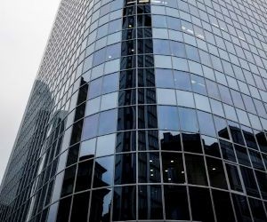 Forex tarjoaa mahdollisuuksia hyötyä globaalien valuuttojen välisistä vaihteluista erittäin likvideillä markkinoilla, joilla käydään kauppaa 24 tuntia vuorokaudessa, mutta se on myös korkean riskin markkinapaikka vipuvaikutuksen, jyrkän volatiliteetin ja makrotaloudellisten uutisten vaikutuksen vuoksi. Tärkeintä on käydä kauppaa selkeällä strategialla, tiukalla riskienhallinnalla ja vain pääomalla, jota sinulla on varaa menettää vaikuttamatta taloudelliseen vakauteesi.