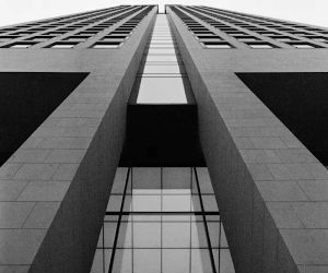 Forex tarjoaa mahdollisuuksia hyötyä globaalien valuuttojen välisistä vaihteluista erittäin likvideillä markkinoilla, joilla käydään kauppaa 24 tuntia vuorokaudessa, mutta se on myös korkean riskin markkinapaikka vipuvaikutuksen, jyrkän volatiliteetin ja makrotaloudellisten uutisten vaikutuksen vuoksi. Tärkeintä on käydä kauppaa selkeällä strategialla, tiukalla riskienhallinnalla ja vain pääomalla, jota sinulla on varaa menettää vaikuttamatta taloudelliseen vakauteesi.