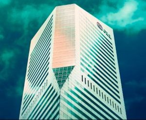 Forex tarjoaa mahdollisuuksia hyötyä globaalien valuuttojen välisistä vaihteluista erittäin likvideillä markkinoilla, joilla käydään kauppaa 24 tuntia vuorokaudessa, mutta se on myös korkean riskin markkinapaikka vipuvaikutuksen, jyrkän volatiliteetin ja makrotaloudellisten uutisten vaikutuksen vuoksi. Tärkeintä on käydä kauppaa selkeällä strategialla, tiukalla riskienhallinnalla ja vain pääomalla, jota sinulla on varaa menettää vaikuttamatta taloudelliseen vakauteesi.