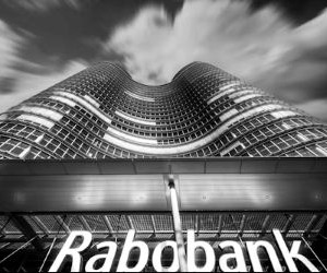 Sijoitukset antavat sinun kasvattaa varallisuuttasi ajan myötä sijoittamalla rahasi esimerkiksi osakkeisiin, joukkovelkakirjoihin, rahastoihin, kiinteistöihin ja muihin omaisuuseriin, mutta niihin liittyy aina riskejä, kuten markkinoiden volatiliteetti, mahdolliset pääoman menetykset ja inflaatio, joka syö tuottoja. Tärkeintä on sijoittaa selkeällä strategialla, asianmukaisella hajautuksella ja vain pääomalla, joka ei vaaranna taloudellista vakauttasi.