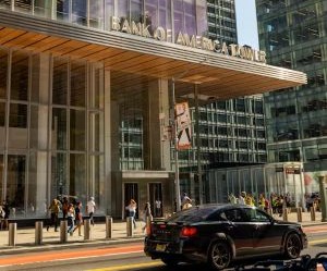 Sijoitukset antavat sinun kasvattaa varallisuuttasi ajan myötä sijoittamalla rahasi esimerkiksi osakkeisiin, joukkovelkakirjoihin, rahastoihin, kiinteistöihin ja muihin omaisuuseriin, mutta niihin liittyy aina riskejä, kuten markkinoiden volatiliteetti, mahdolliset pääoman menetykset ja inflaatio, joka syö tuottoja. Tärkeintä on sijoittaa selkeällä strategialla, asianmukaisella hajautuksella ja vain pääomalla, joka ei vaaranna taloudellista vakauttasi.