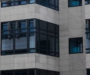 Kryptovaluutat tarjoavat korkean tuottopotentiaalin ja suuremman taloudellisen vapauden hajauttamisen kautta, sillä ne toimivat markkinoilla, jotka ovat avoinna 24/7. Ne ovat kuitenkin riskialtis omaisuuserä äärimmäisen volatiliteetin ja sääntelyn puutteen vuoksi. Pääriskejä ovat nopeat tappiot ja kyberturvallisuusongelmat. Menestyksen avain on sijoittaa vain selkeällä strategialla ja pääomalla, joka ei vaaranna taloudellista vakauttasi.