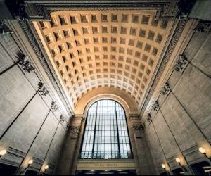 Kryptovaluutat tarjoavat korkean tuottopotentiaalin ja suuremman taloudellisen vapauden hajauttamisen kautta, sillä ne toimivat markkinoilla, jotka ovat avoinna 24/7. Ne ovat kuitenkin riskialtis omaisuuserä äärimmäisen volatiliteetin ja sääntelyn puutteen vuoksi. Pääriskejä ovat nopeat tappiot ja kyberturvallisuusongelmat. Menestyksen avain on sijoittaa vain selkeällä strategialla ja pääomalla, joka ei vaaranna taloudellista vakauttasi.