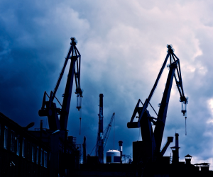 Öljy voi tarjota hajautushyötyä ja toimia osittaisena inflaatiosuojana, mutta se on myös korkean riskin omaisuusluokka, johon vaikuttavat voimakkaasti geopoliittiset jännitteet sekä kysynnän ja tarjonnan vaihtelut.